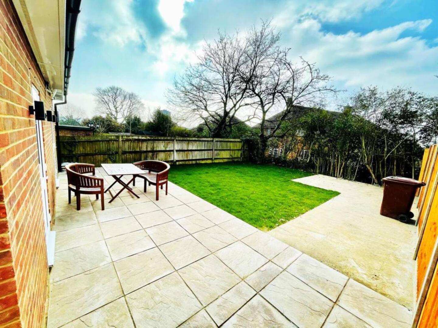 The Winstre Borehamwood Exterior foto